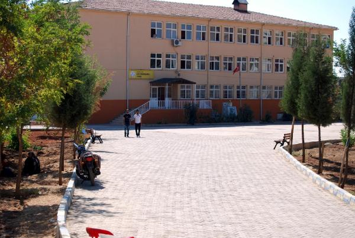 PKK\'lı Teröristler Diyarbakır ve Şırnak\'ta 9 Okula Saldırdı; 3 Öğrenci, 2 Öğretmen Yaralı - Ek...