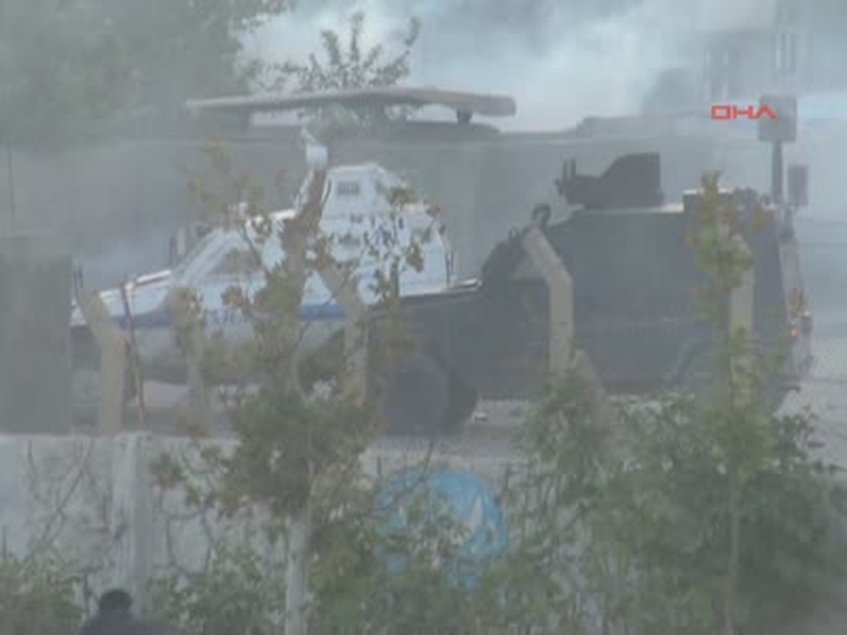 Polise Molotof Kokteyli Atan Gösterici Kendisini Yakıyordu