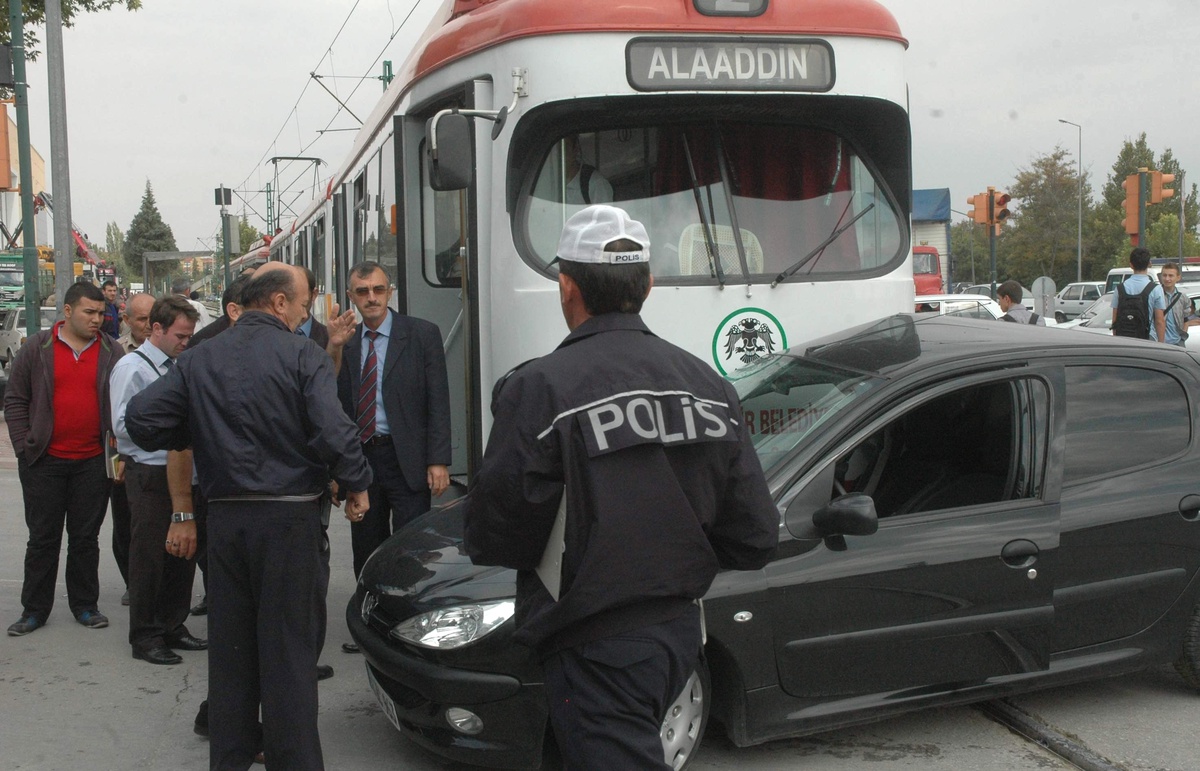 Polisin Kullandığı Otomobil Tramvayla Çarpıştı: 1 Yaralı