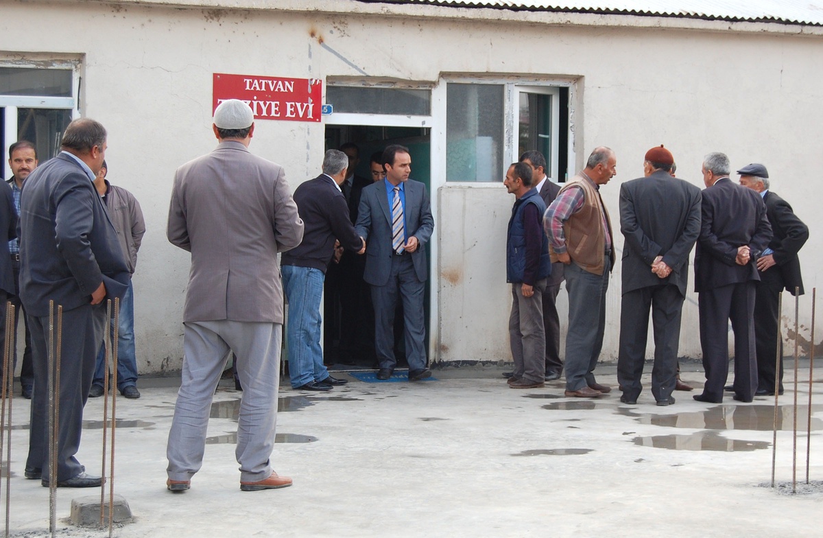 Tatvan Kaymakamı Taziye Evlerini Gezdi
