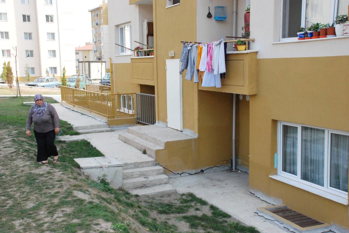 TOKİ\'de Korkutan Çatlak