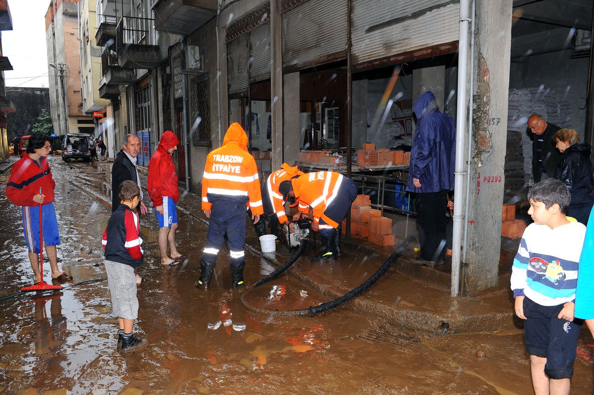 Trabzon Belediyesi Beşikdüzü İlçesine Yardıma Koştu