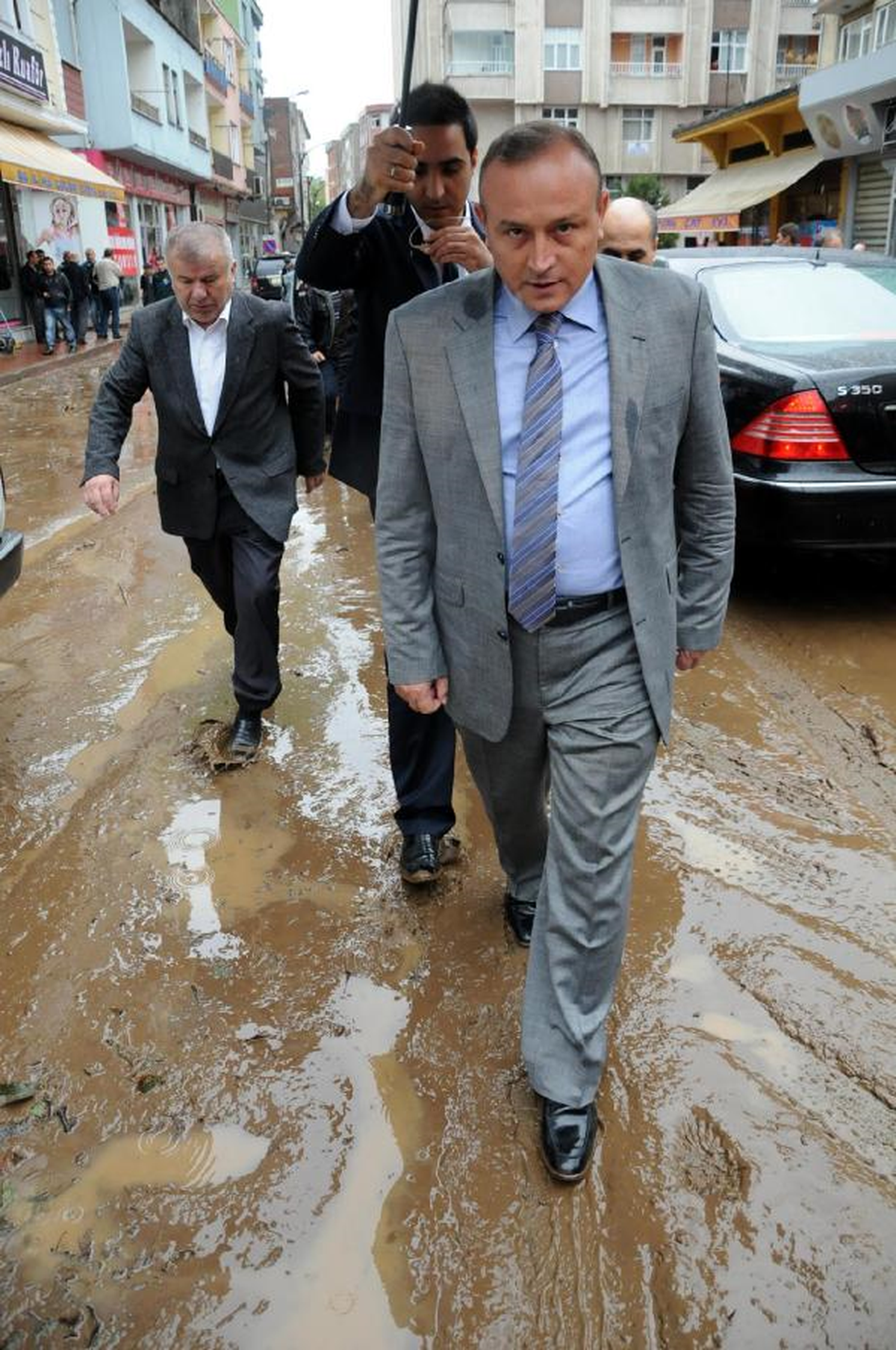 Trabzon\'da Aşırı Yağış Etkili Oldu, Beşikdüzü\'nde Okullar Tatil Edildi (2)