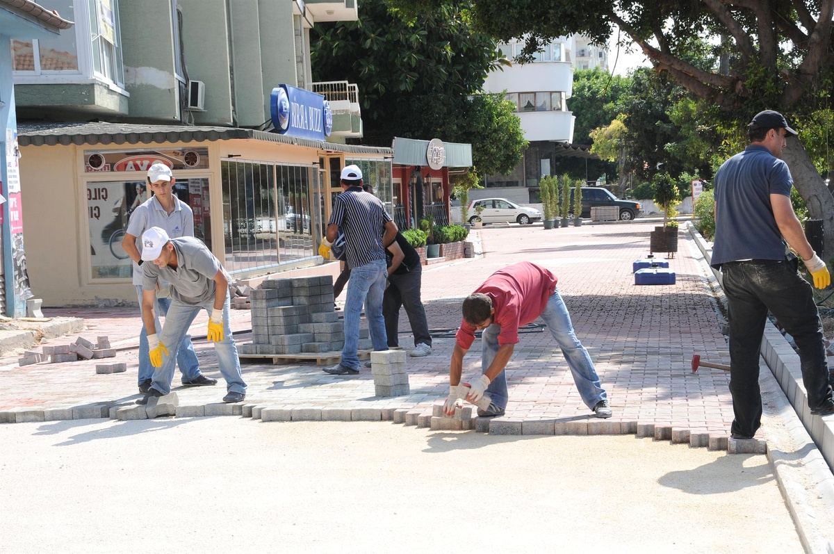 Yenişehir\'de Kaldırım ve Asfalt Çalışmaları Aralıksız Sürüyor