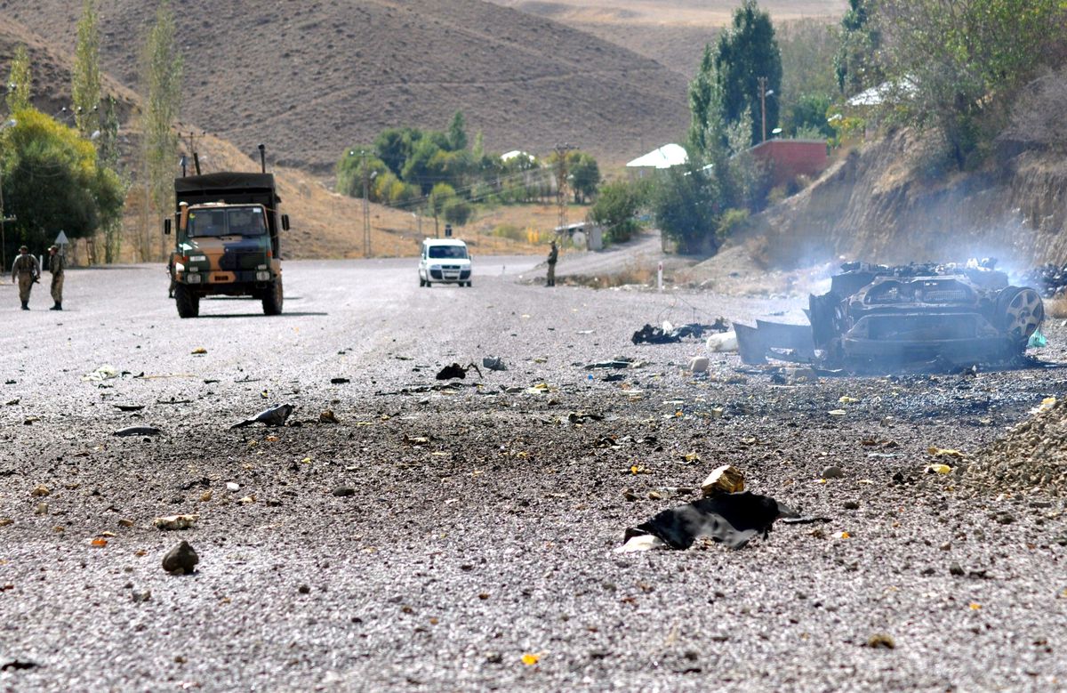 Yüksekova\'da Bomba Yüklü Araç Patlatıldı