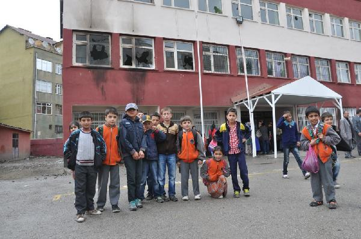 Yüksekova\'da, Okullara Yapılan Saldırılar Öğrenci ve Velileri İsyan Ettirdi