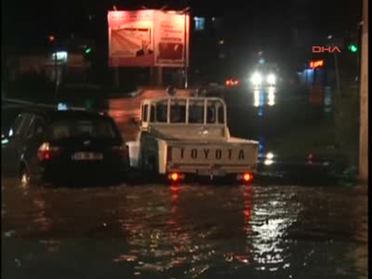 Adana 1 Yağmur Sonrası Göle Dönen Yolda Mahsur Kaldılar