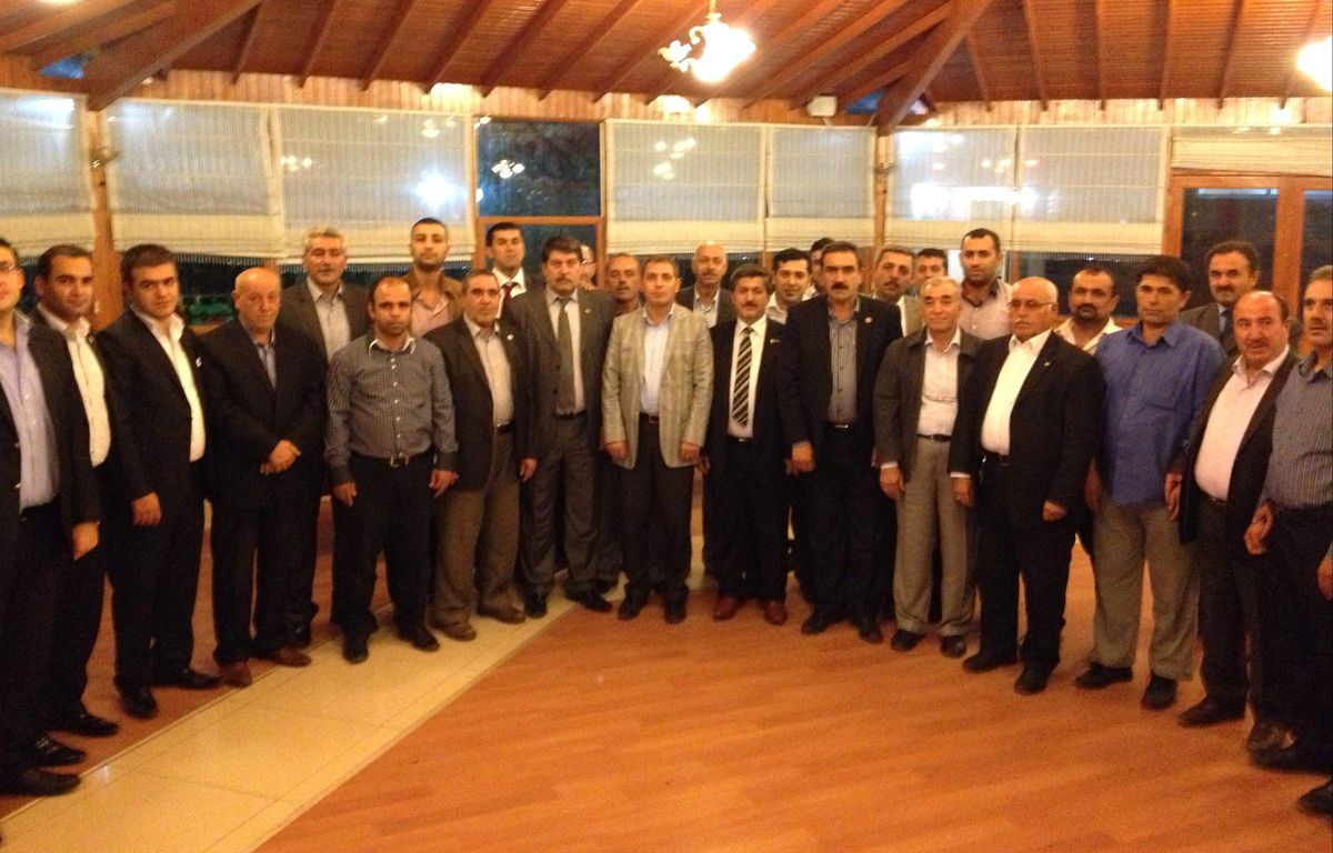AK Parti Şehitkamil İlçe Yönetimi Mahalle Muhtarlarıyla Yemekte Buluştu