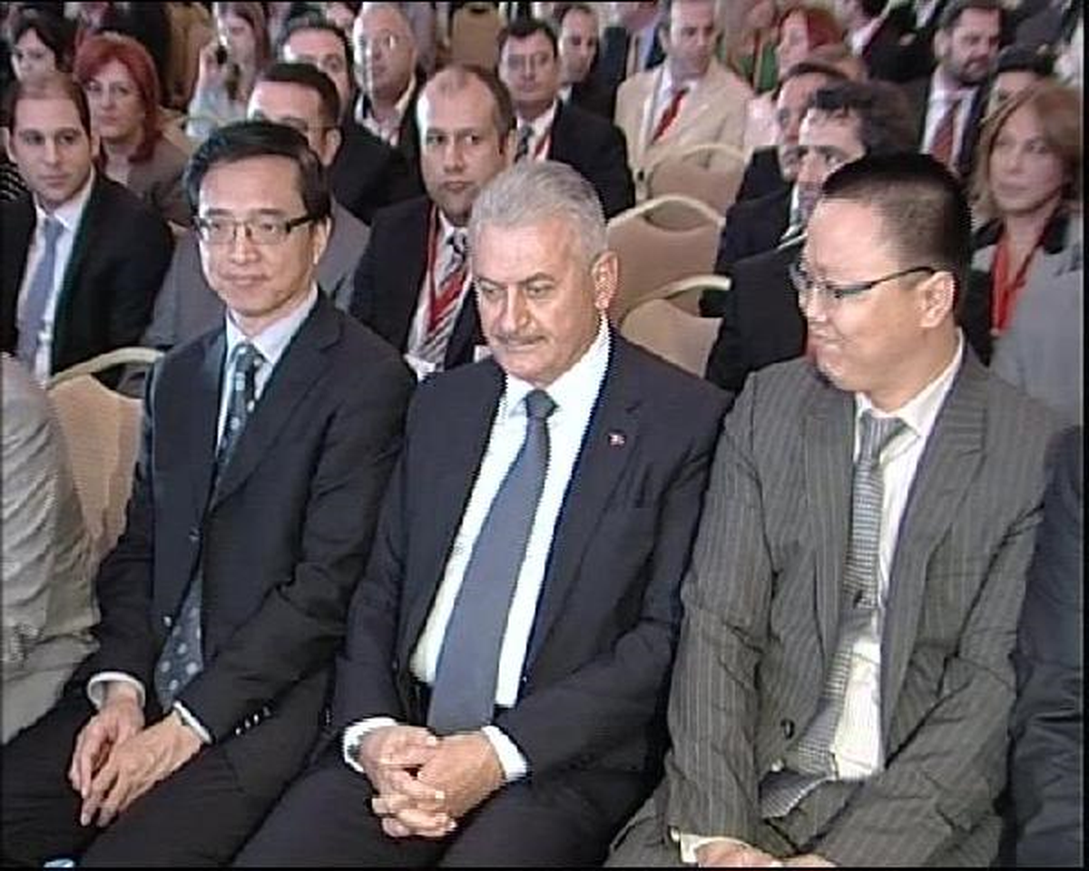 Bakan Yıldırım\'dan İpone 5 Kuyruğuna Girenlere Eleştiri