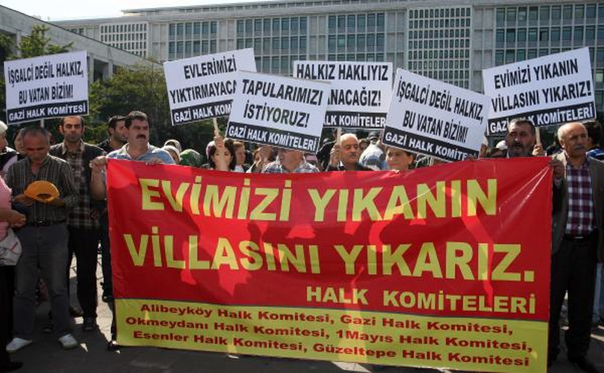 Belediye Önünde Konserli Halaylı Eylem