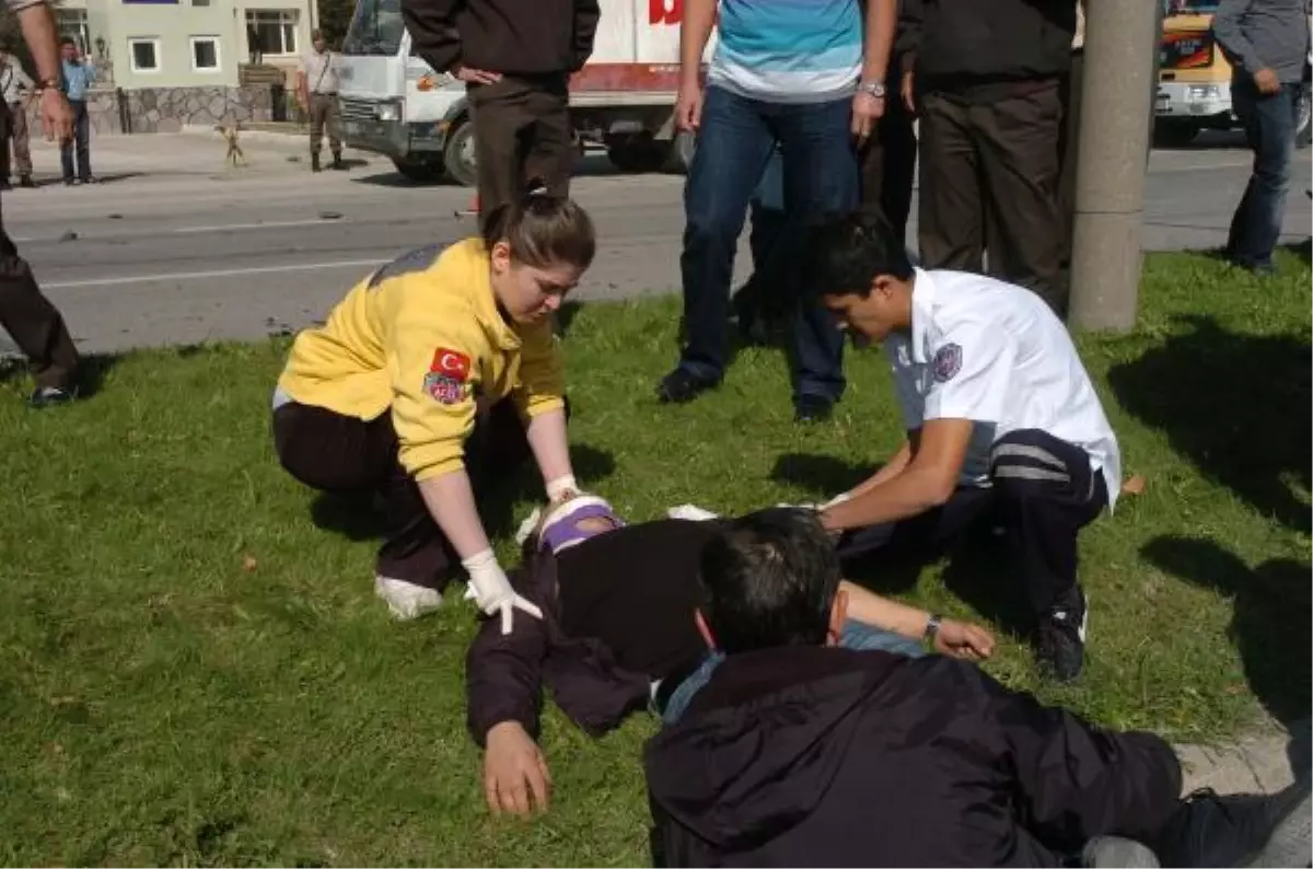 Bolu Jandarma Komutanlığı Önünde Kaza: 1 Binbaşı, 1 Astsubay Yaralı