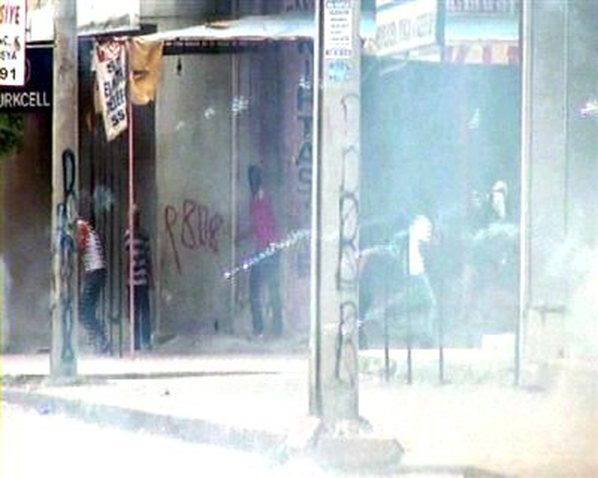 Bölücü Yandaşlarının Molotoflu Saldırısı Kameralarda