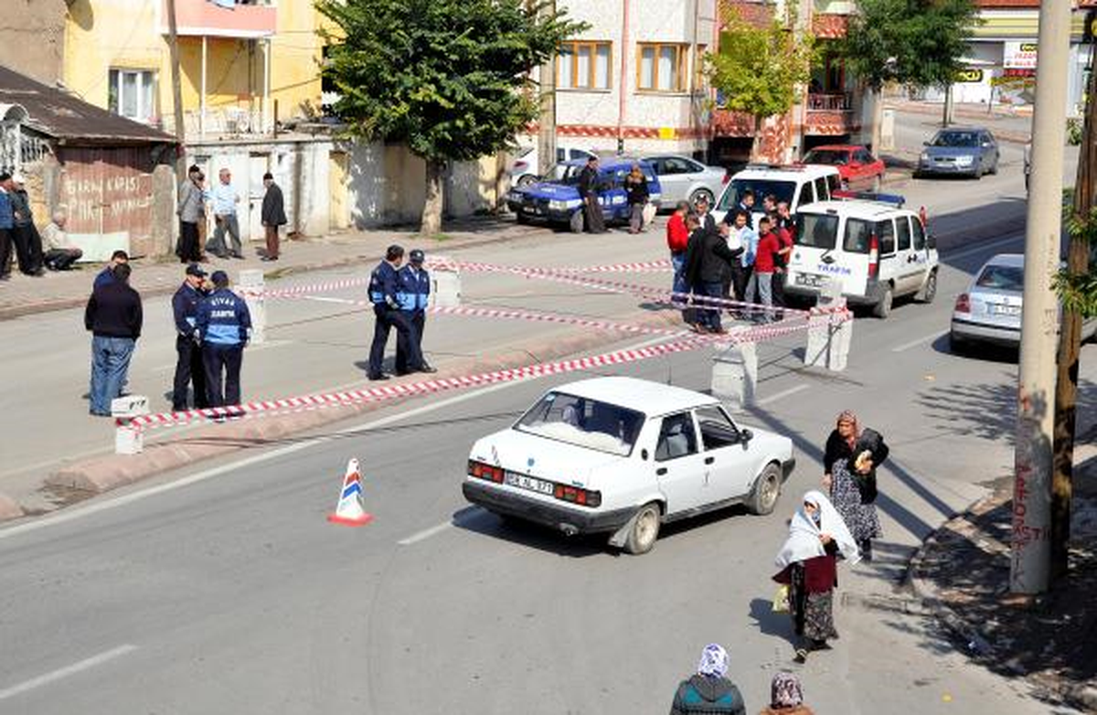 Cadde Üzerindeki Yolu \'Benim Arsam\' Diyerek Kapattı
