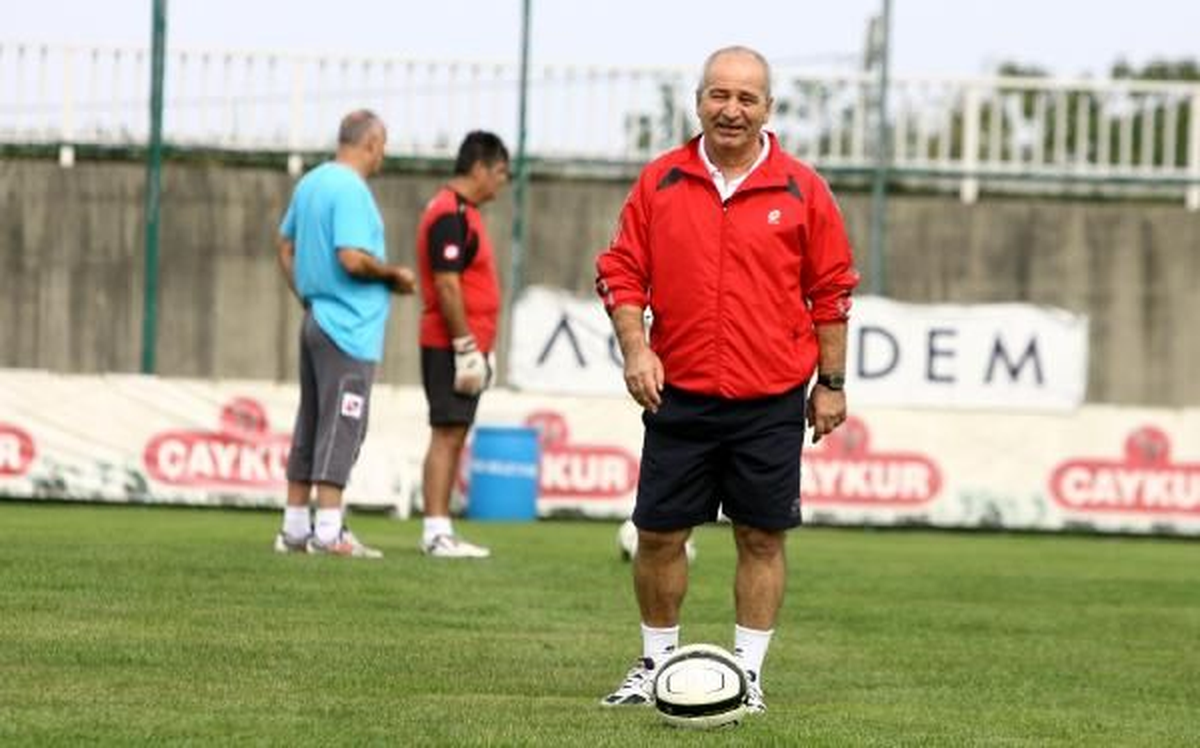 Çaykur Rizespor Teknik Direktörü: Kartal\'ı Yenerek Çıkışı Sürdüreceğiz