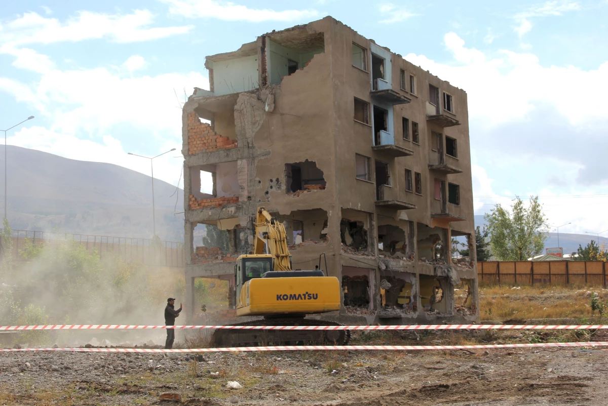 Erzurum\'da Bir Dokunuşta Bina Yıkıldı