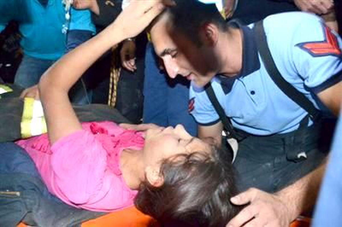 Fatma\'dan İtfaiye Çavuşuna Teşekkür Öpücüğü