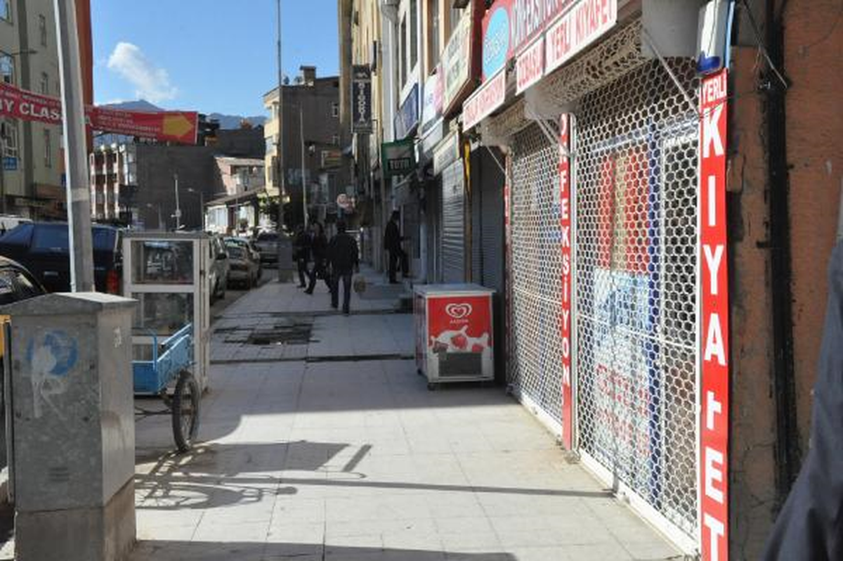 Hakkari\'de Kepenkler Açılmadı