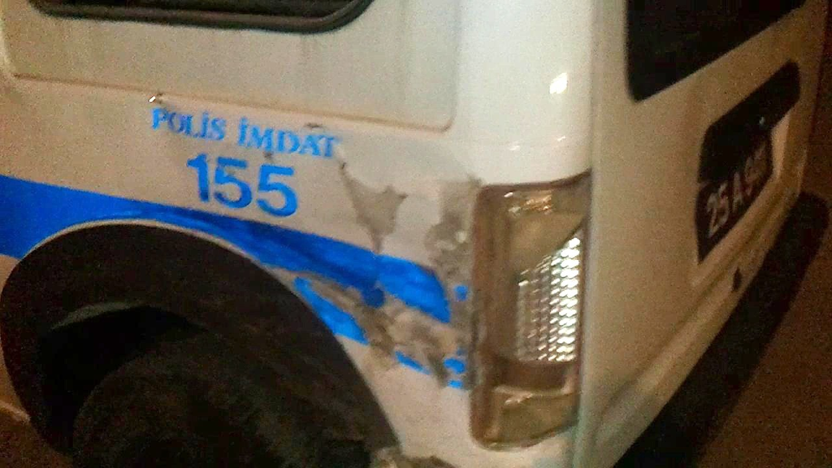 Kaçakçılar Polis Otosuna Çarptı