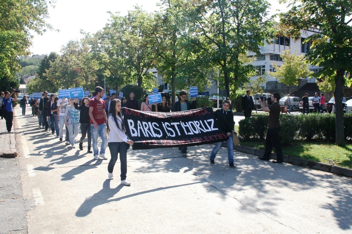 Ktü Öğrenci Kollektifi Üyeleri Bu Kez Suriye İçin Yürüdü