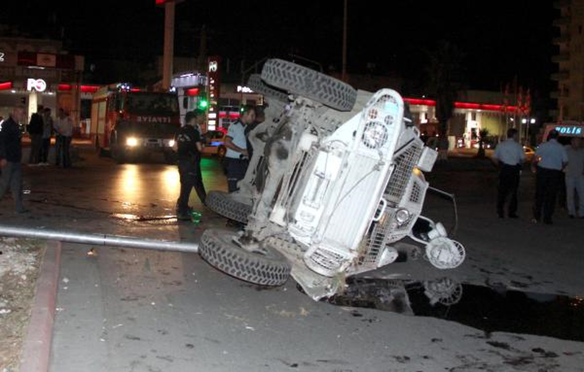Mersin\'de Zırhlı Polis Aracı Otomobile Çarptı; 1 Yaralı