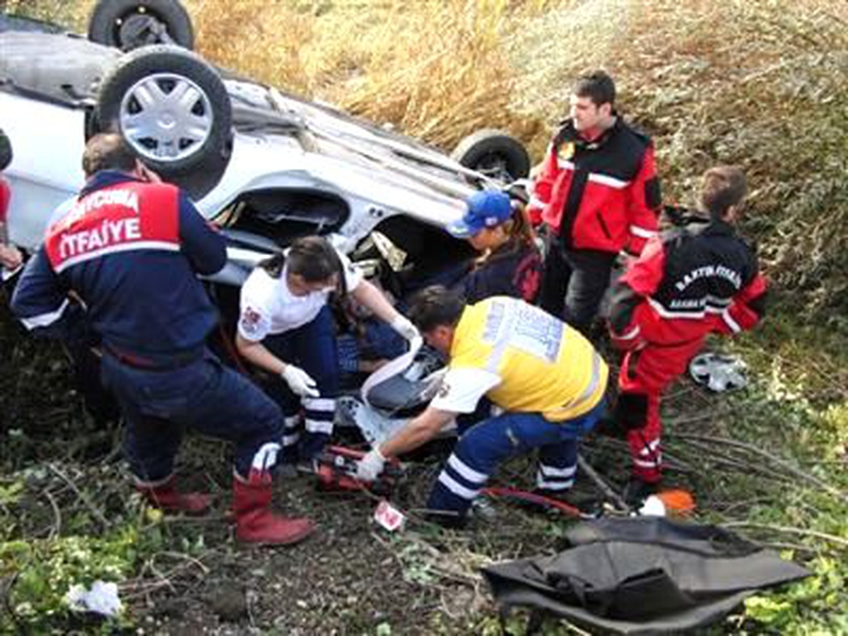 Mıcıra Kayan Otomobil Şarampole Yuvarlandı: 1 Ölü, 1 Yaralı