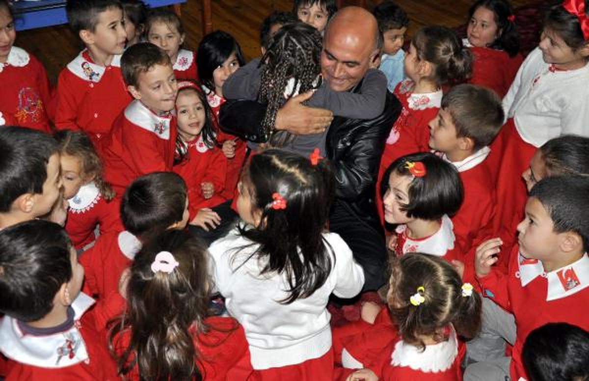 Minik Öğrencilerin Hediye Sevinci