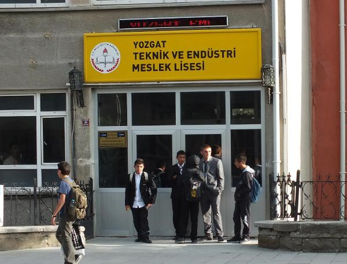 Okuldan Atılan Öğrenci, Bıçakla Öğretmenlere Saldırdı