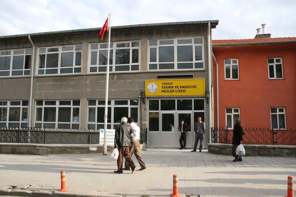 Öğrenci Öğretmenlere Bıçakla Saldırdı