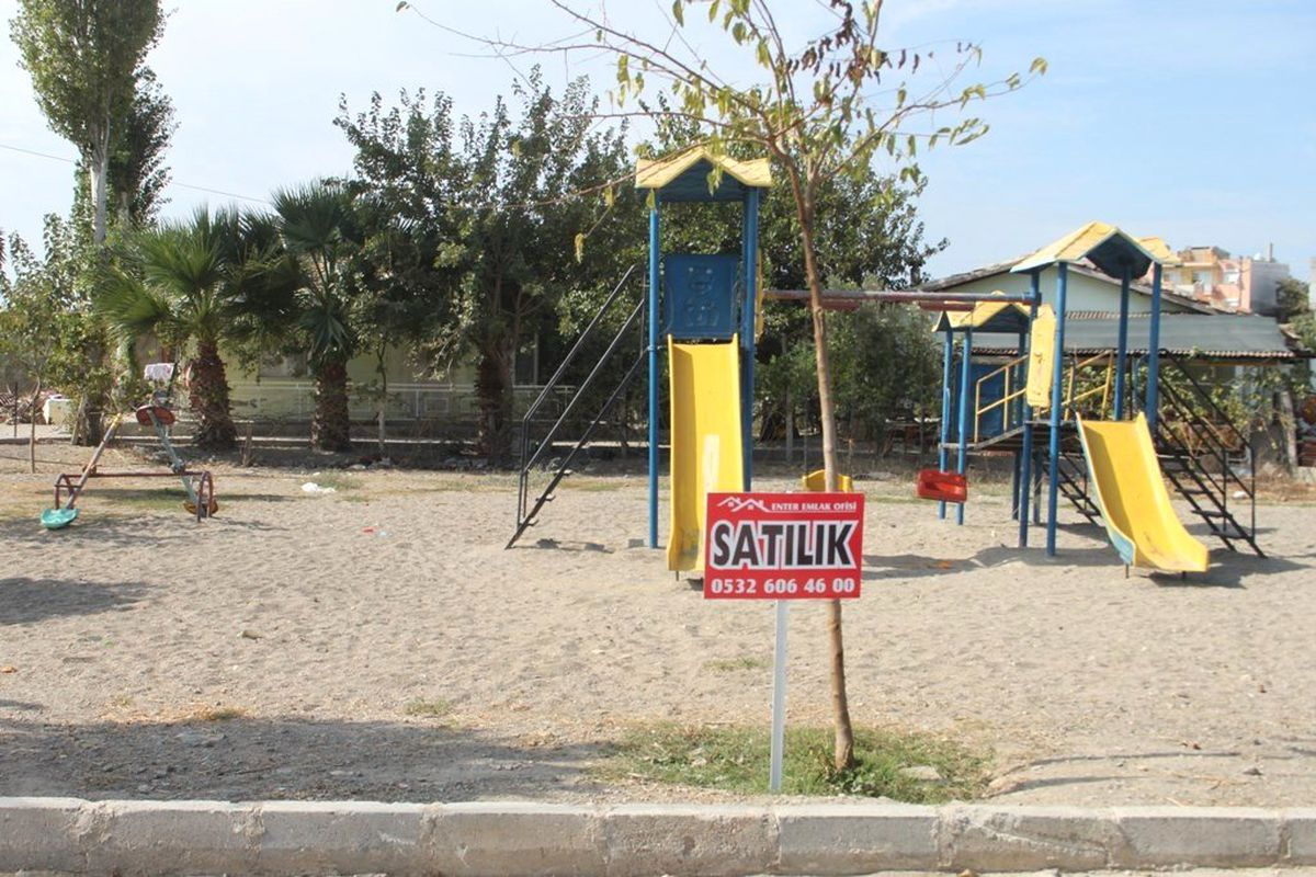 Seferihisar\'da Satılık Belediye Parkı