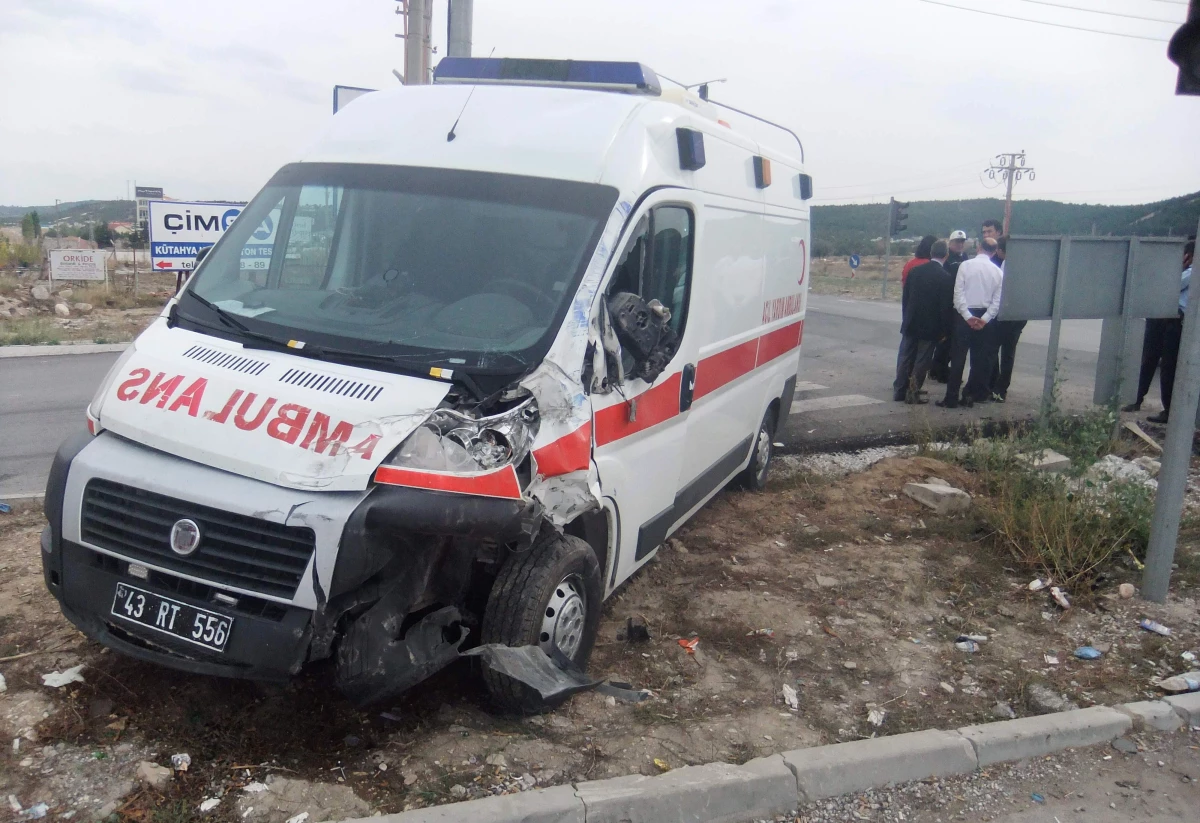 Yaralı Taşıyan Ambulans Kamyonla Çarpıştı: 3 Yaralı