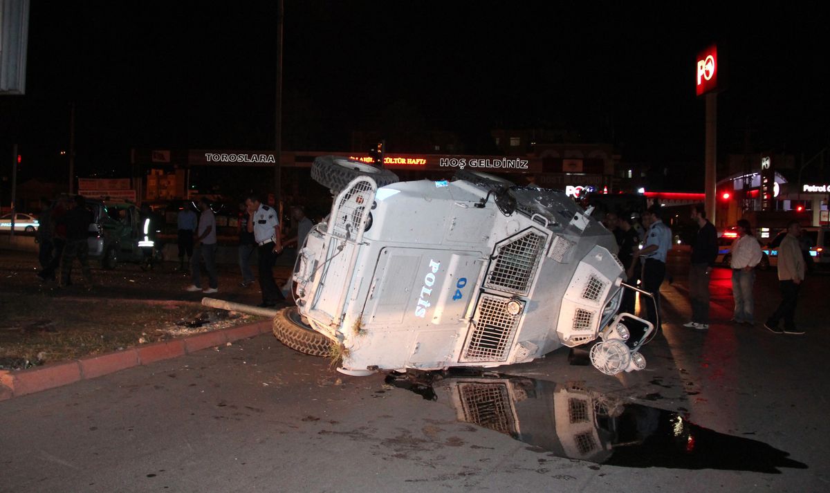 Zırhlı Polis Aracı Kaza Yaptı; 1 Yaralı