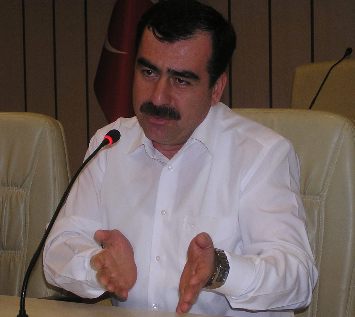 AK Parti\'li Erdem\'den Muhalif Vekillere Büyükşehir Tepkisi