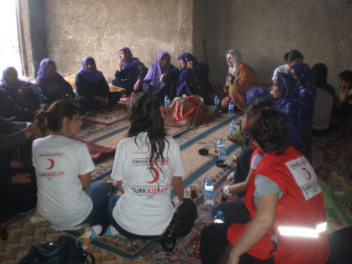 Akçakale\'de Eşi ve 3 Çocuğunu Kaybaden Babaya Psikolojik Destek