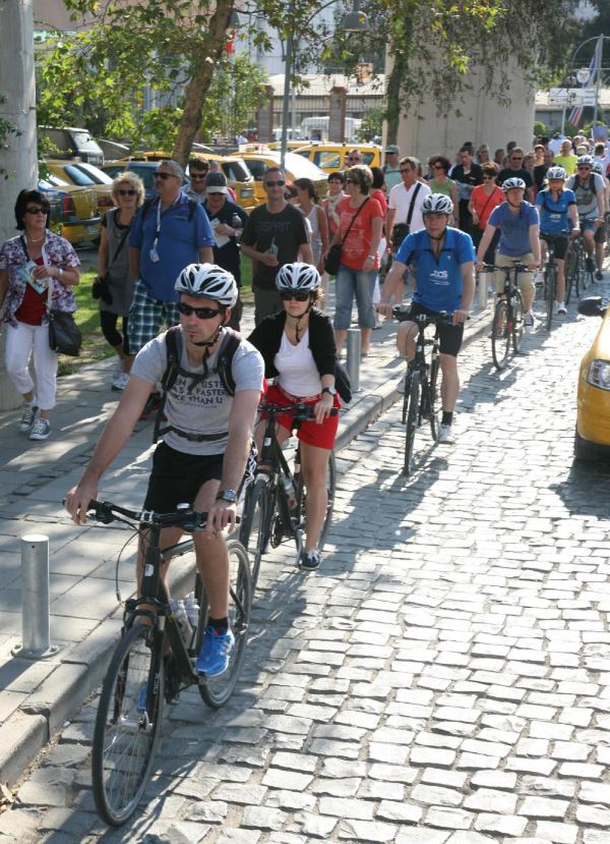 Almanlar İzmir\'e Bisikletle Çıktı