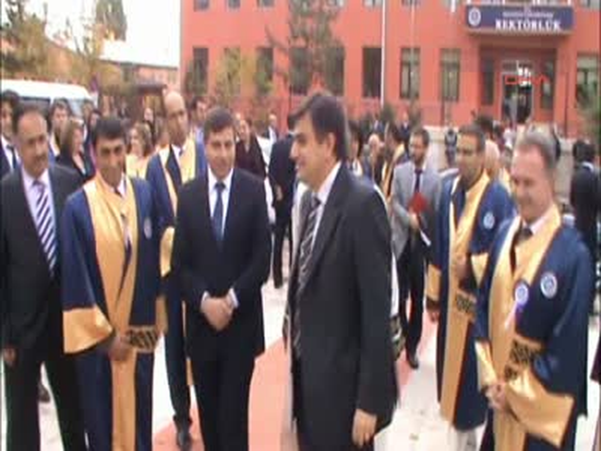Ardahan YÖK Başkanı\'na Şemsiyeli Koruma