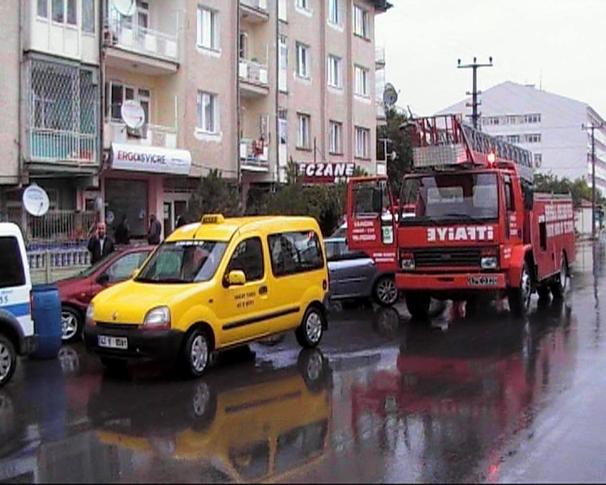 Asansörde Sıkışıp Öldü