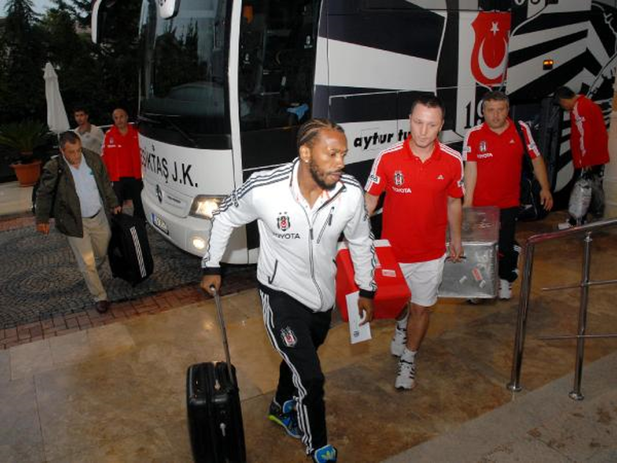 Beşiktaş Yağmur Altında Çalıştı