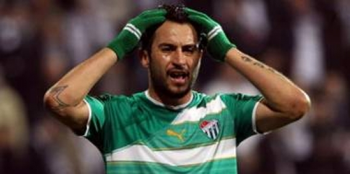 Bursaspor\'da Yıldız Futbolcu Ozan İpek, Kadro Dışı Bırakıldı.