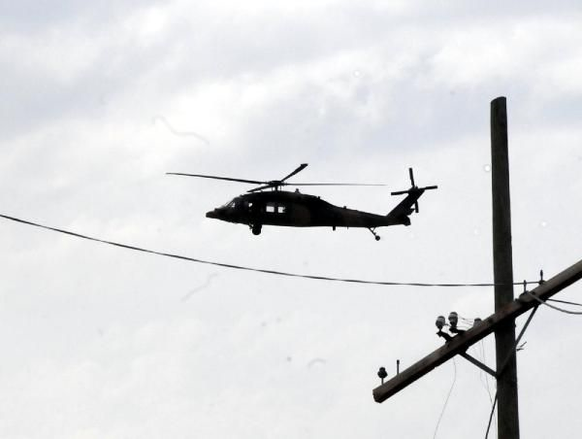 Diyarbakır\'ın Lice İlçesi Abalı Karakolu\'nda, Kalkış Sırasında Elektrik Tellerine Takılarak...