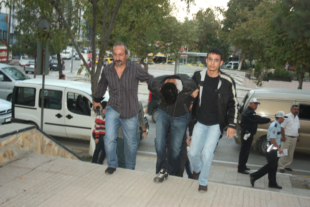 Emniyet Müdürünün Dikkati, 25 Kaçak Göçmeni Yakalattı