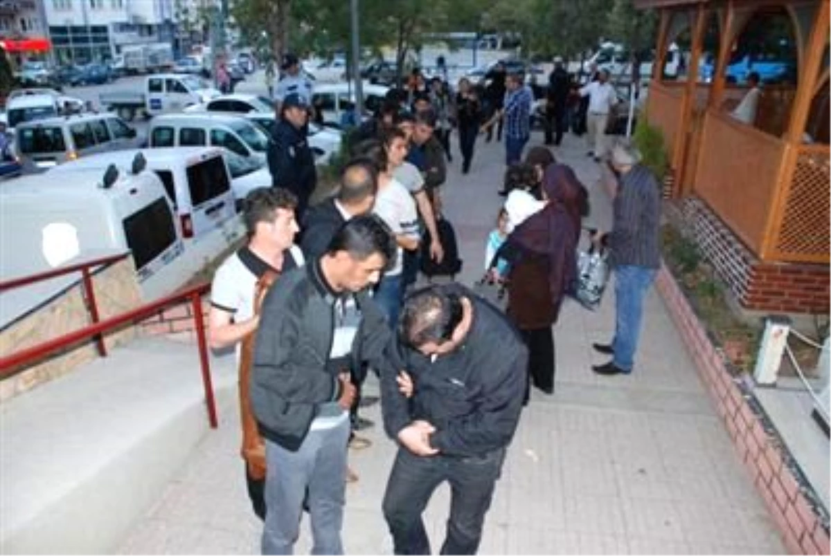 Emniyet Müdürünün Şüphelendiği Minibüsten 25 Kaçak Çıktı