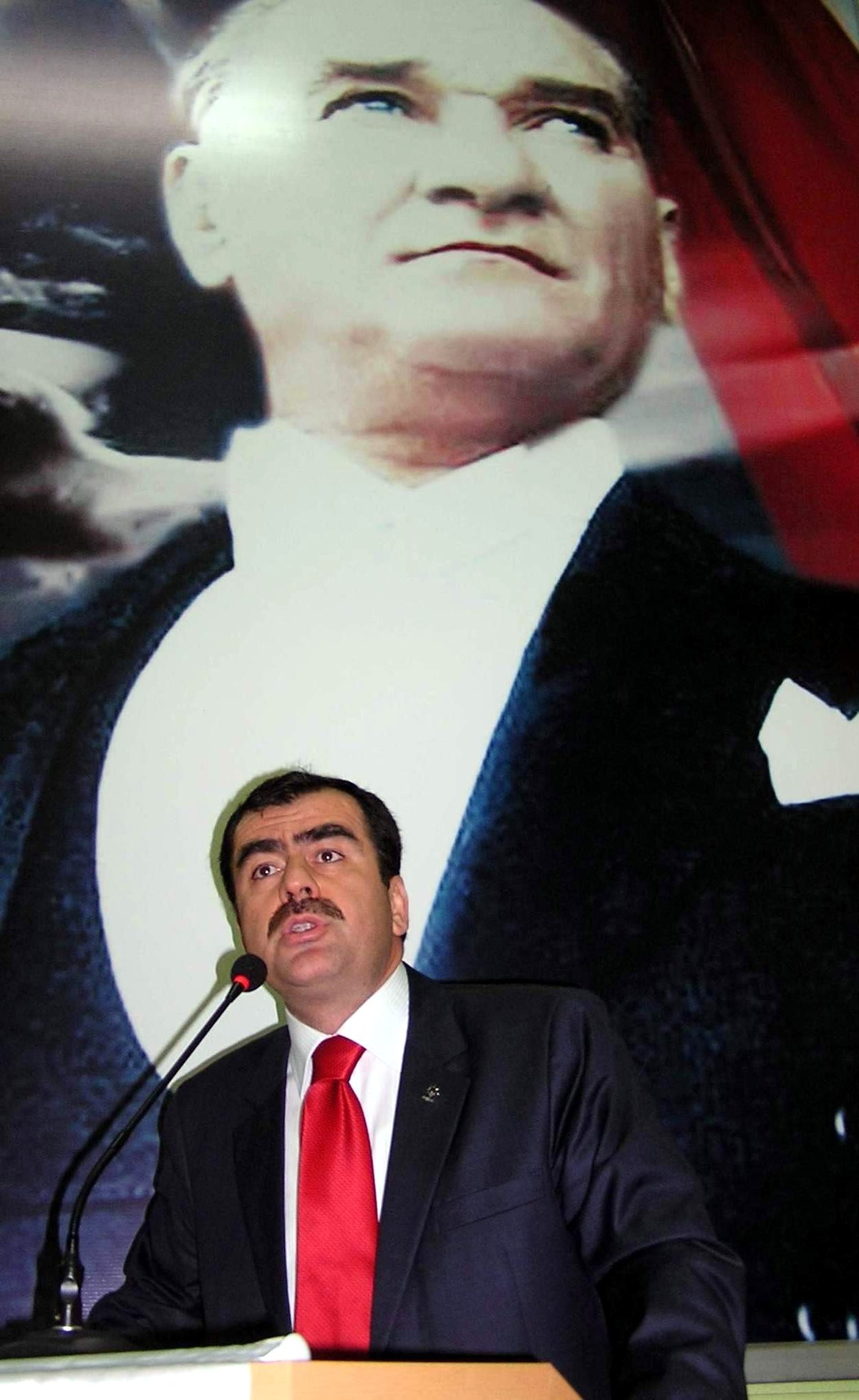 Erdem; "Adnan Menderes\'in Kemiklerini Sızlatmayın"