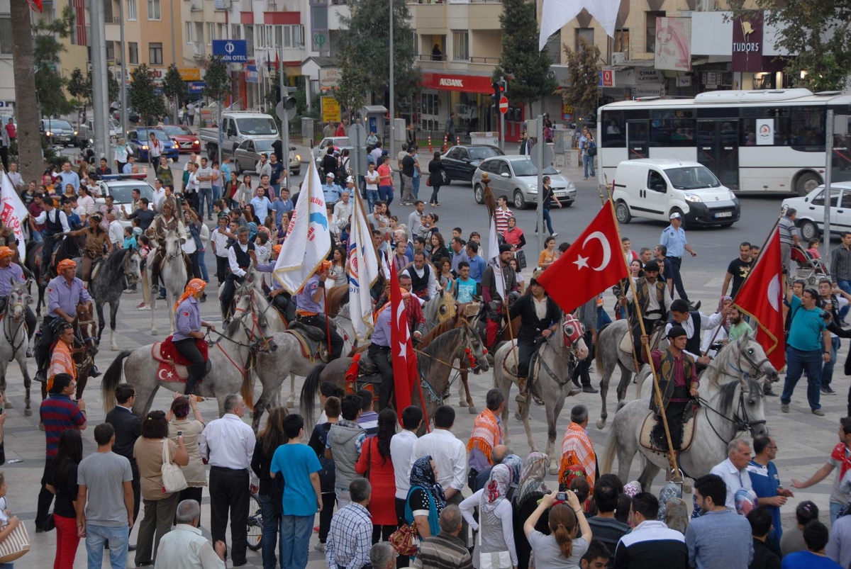 Geleneksel Sporlar Festivali Kortej Geçişinde Renkli Görüntüler