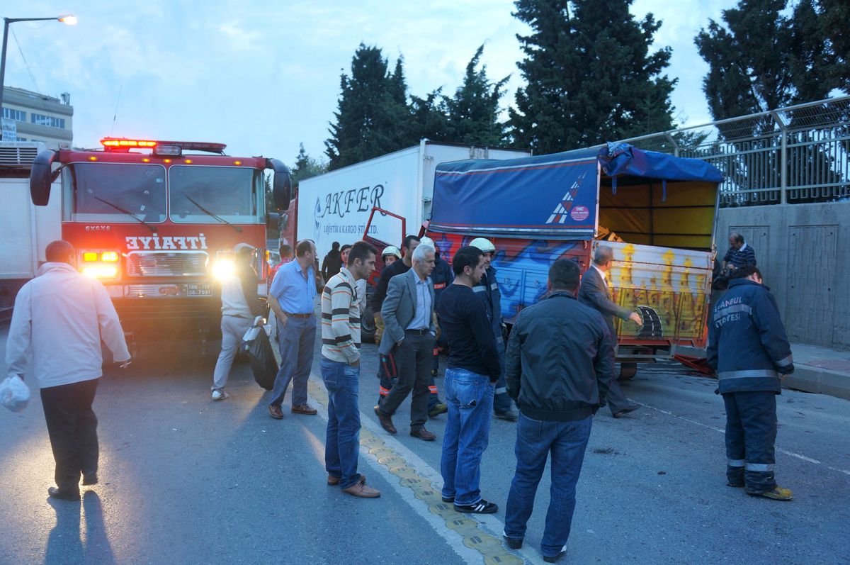 Kağıthane\'de Trafik Kazası: 2 Yaralı