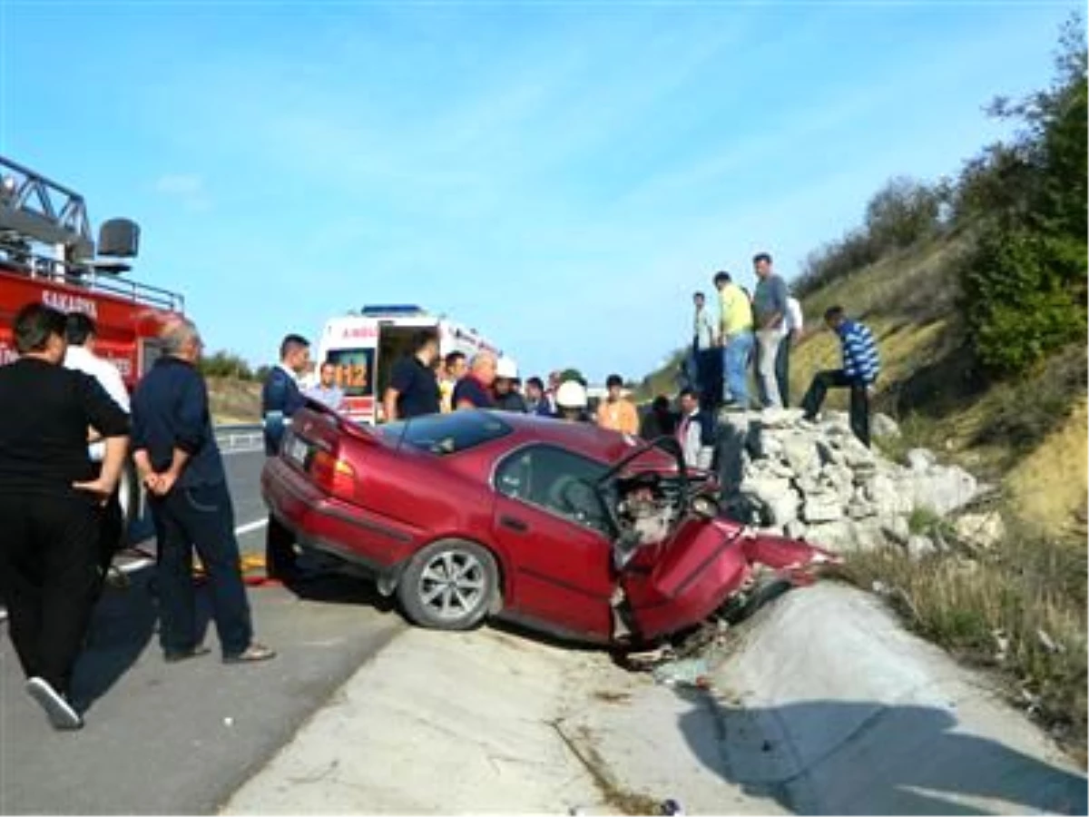 Sürücü Kaza Yapan Araçta Sıkıştı