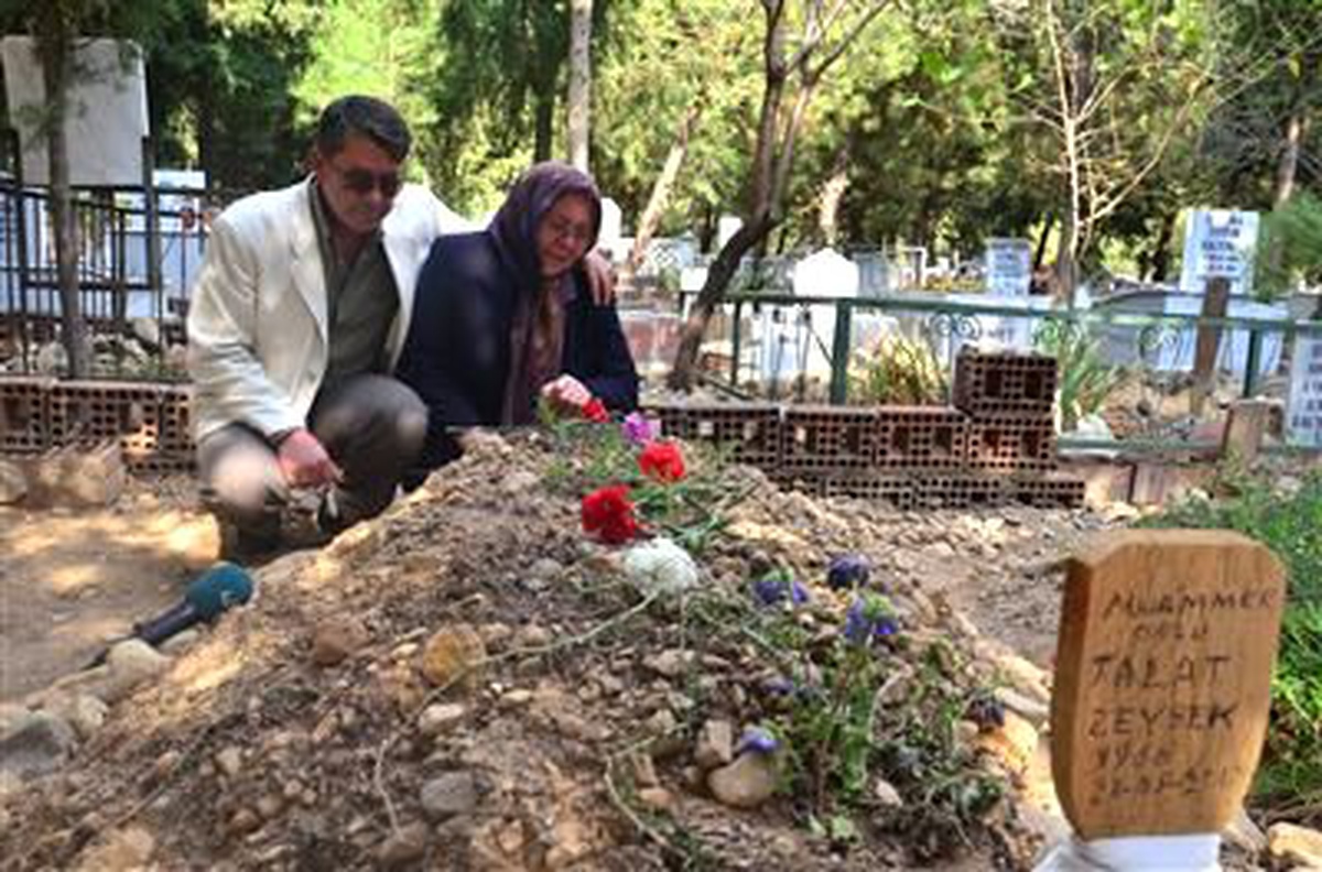 Oğlunun Mezarında Cumhurbaşkanından Yardım İstedi
