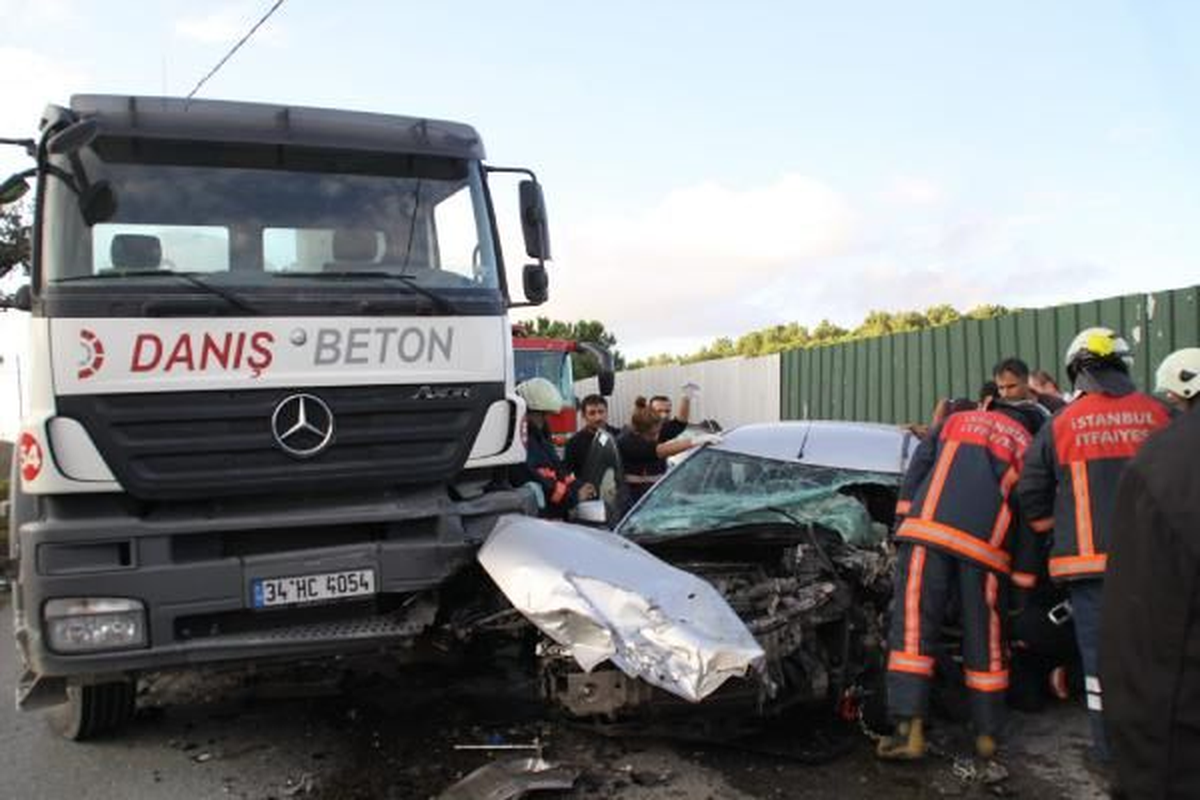 Otomobil, Beton Mikseriyle Kafa Kafaya Çarpıştı: 1 Yaralı