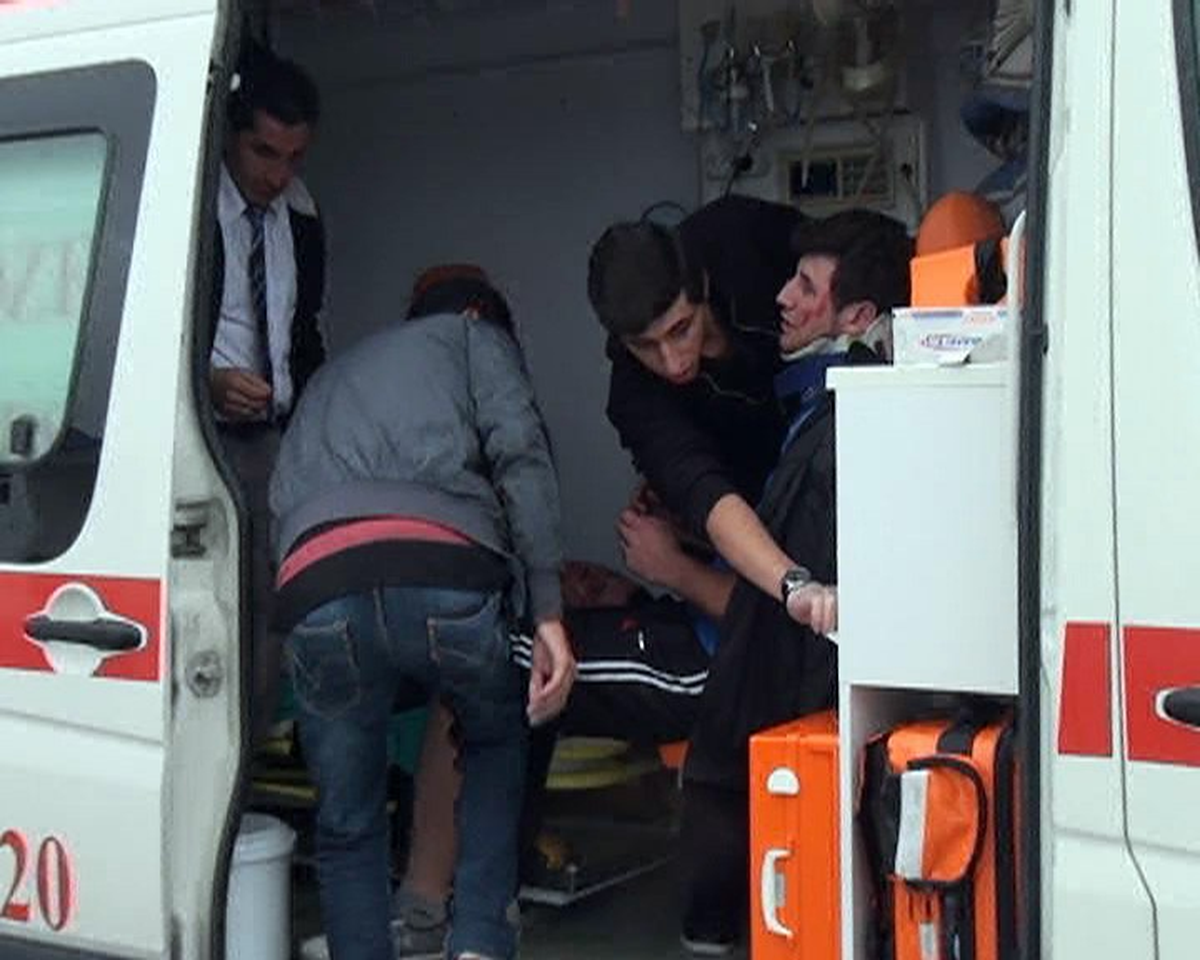 Otomobil ile Kamyon Çarpıştı: 4 Yaralı