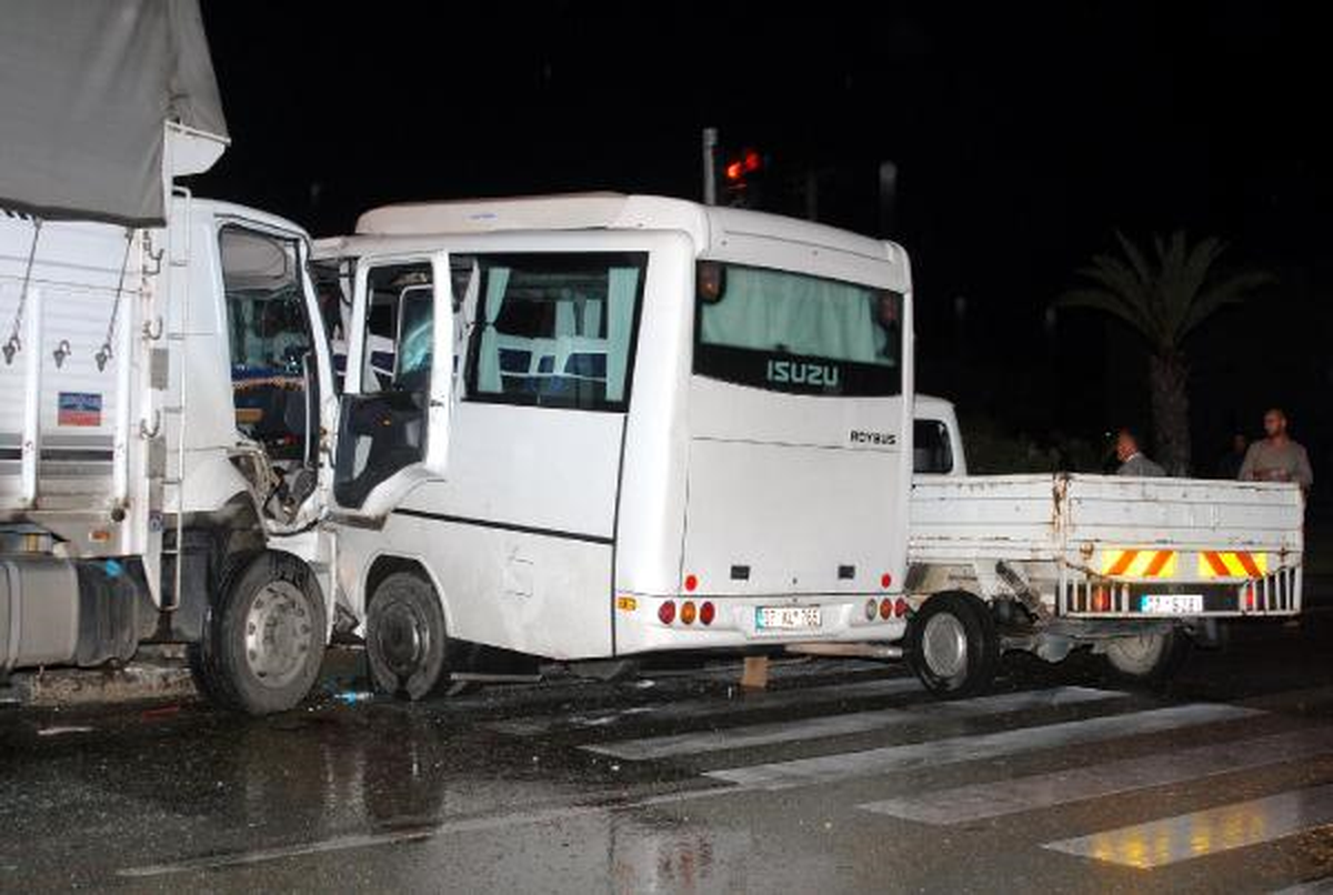 Serik\'te Kırmızı Işık İhlali Kazası: 6 Yaralı