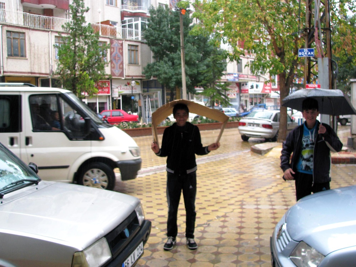 Sorgun\'da Vatandaşlar Yağmura Hazırlıksız Yakalandı